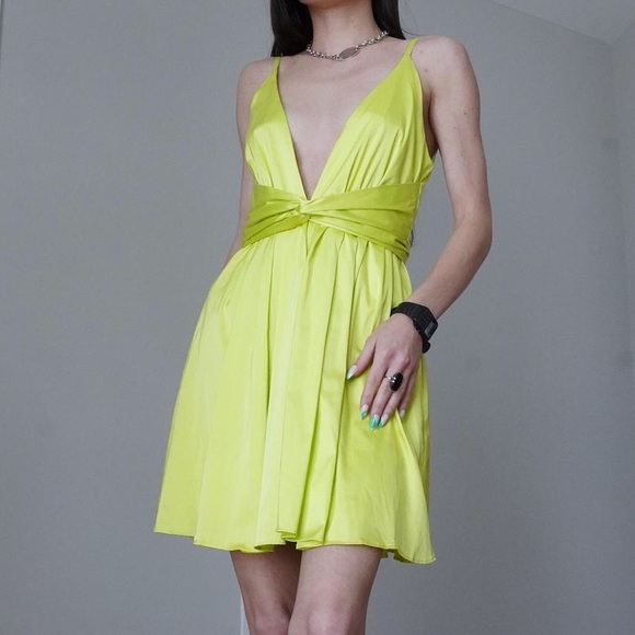 Super gorgeous plunge neckline A line dress. - Picture 1 of 3